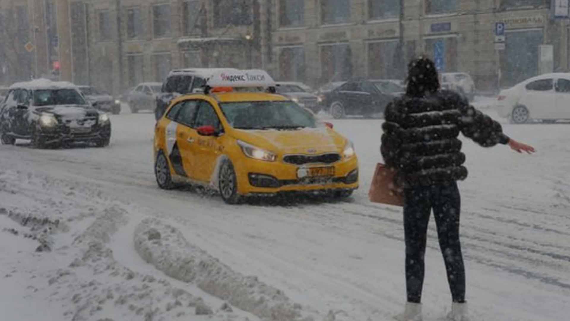 Поездки на такси подорожали вдвое из-за непогоды в Москве